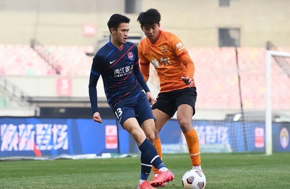在本轮英超，阿森纳2-0击败布莱顿，以下为双方全场数据对比：阿森纳vs布莱顿射门：26-6射正：9-1预期进球：2.26-0.69控球率50%-50%传球成功率：90%-89%犯规：11-9黄牌：1-3角球：10-1